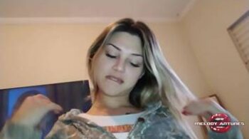 A loira gostosa Melody Antunes fode com a vizinha