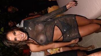 Confira os peitos grandes de vestido transparente de Anitta