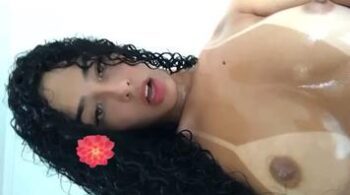 Vídeos gratuitos de Mirian Gabriela exibindo seus lindos seios