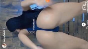 Vídeo de Taty Maia brincando com sua bunda grande e gostosa