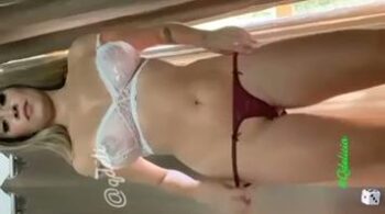 A linda Bruna Freitas exibiu os seios e a bucetinha na Mansão Bonde