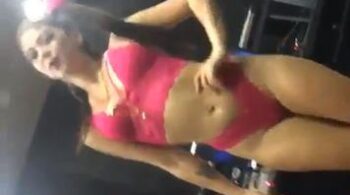 O vídeo mostra Mc Pipokinha da Mansão Maromba usando lingerie, dançando funk