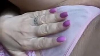 Vídeo da Close Friends Luiza Ambiel mostrando a calcinha para seu vídeo
