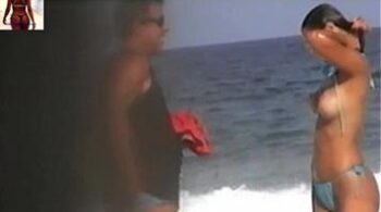 A famosa safada Nana Gouvea se delicia com seus peitos em uma praia