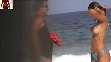 A famosa safada Nana Gouvea se delicia com seus peitos em uma praia