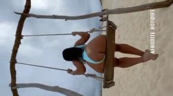 Exibida Afrodite Hotwife exibindo a bunda em uma praia