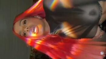 Esse vídeo mostra Anitta, pagando os seios de blusa transparente