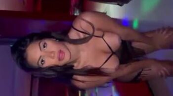 Aqui está um vídeo de 2022 da Ayarla Souza em lingerie com seios à mostra