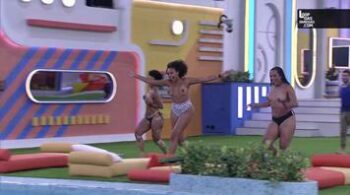 Immensei Rivero Alves, Natalia Deodato e Linn pulam na piscina no topless