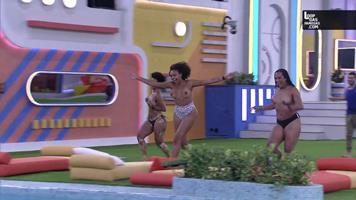 Immensei Rivero Alves, Natalia Deodato e Linn pulam na piscina no topless