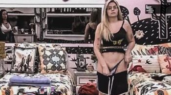 A morena Viih Tube BBB de calcinha praticamente exibindo demais
