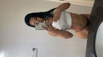Eva Andressa do Instagram exibindo seus peitos de biquíni