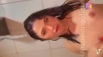 Uma jovem amadora de um Papai Drigo se ajoelha na cama no chuveiro