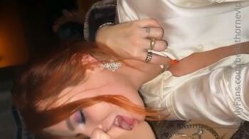 A super gostosa Bella Thorne beijou sua amiga na frente de outra mulher