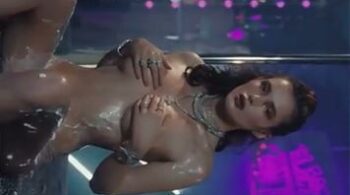 Bella Thorne da Disney apertando os peitos gostosos em vídeo