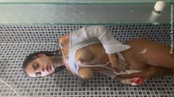 Tati Zaqui nua bebeu e gravou um vídeo da famosa dermatologista