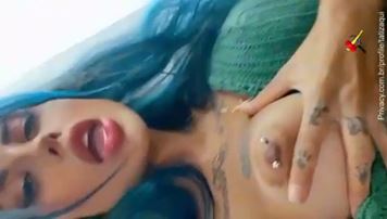 Taty Zaqui exibindo piercing se filmando o vídeo