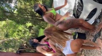 Neste vídeo você verá Kebner e amigos safados lavando o carro nua na frente de seus amigos safados