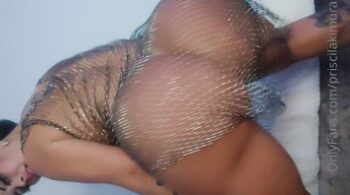 A funkinha mostra o bumbum grande sem calcinha