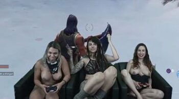 nua, Fernandinha Fernandez, Dread Hot e Emme White jogando vídeo de futebol