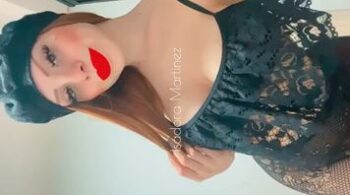 Vídeos da linda loira Isadora Martinez mostrando seus peitos grandes