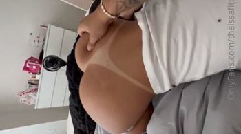 Thaissa Fit usa calcinhas