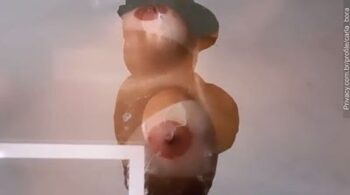 Carla Bora esfregando os peitos no vidro