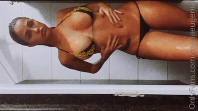 Vídeos da Maria Eugênia molhada de biquíni tomando banho de biquíni