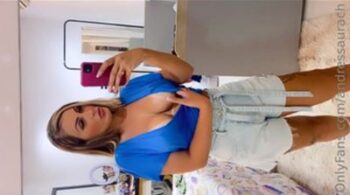 O vídeo mostra Andressa Urach exibindo os peitos