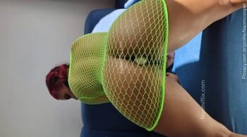 Assista ao vídeo da YouTuber Naomi Cooper sem calcinha e um plug anal inserido no cuzinho