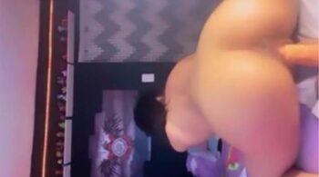 Vídeos de Mariah Kalili sentada com sua bucetinha no pau de borracha