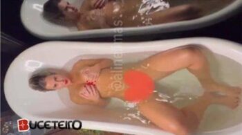 A Aline Limas está peladinha no banheiro, mostrando os peitos deliciosos.