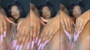 Luana Couto apareceu online se divertindo sozinha e usando um brinquedo anal