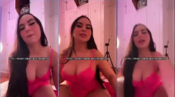 Victoria Matosa sensualiza retirando a calcinha por baixo do vestido, revelando sua beleza íntima