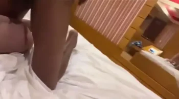Personagem mais velho praticando sexo oral com pessoa mais jovem