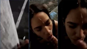 Flagrante de mulher amadora mamando e levando gozada no rosto em público