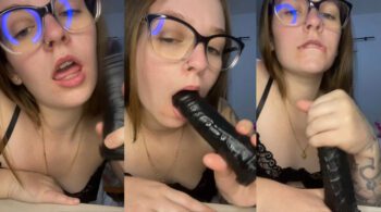 Lyssasch se deliciando com um brinquedo preto, com os olhos bem fechadinhos