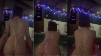 Ginger Maya, a garota magra, dançando animada na banheira