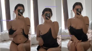 Carolina Bell pelada mostrando as teta na frente do espelho, em um clipe picante