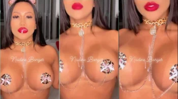 Nadine Borges pegando um jeito bem ousado, com a boca cheia de leite