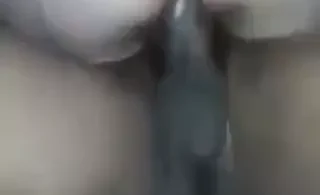 Transa quente entre uma loira gritando de prazer com um negão na cama