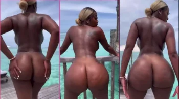 Preta sensual dançando com o bundão à mostra na praia, toda empolgada!