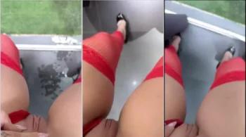 Clipes da Loira Feet se divertindo com xixi na chuva dourada