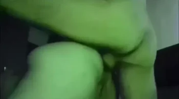 Filme quente de sexo delicioso com uma novinha cheia de tatuagens se divertindo com um parceirão de pau grande