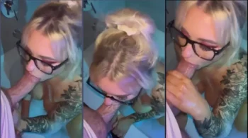 Mulher de cabelos claros com tatuagem na banheira faz sexo oral e recebe esperma
