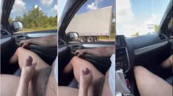 Flagra de uma safadinha se cuidando enquanto curte um carro em movimento!