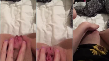 A novinha Littlerabbitro deitada, com as pernas abertas, se provocando e brincando com os dedos na sua bucetinha