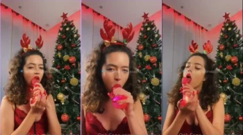Mel bertoja se deliciando com o seu brinquedinho na noite de Natal