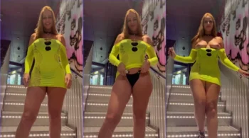 Jéssica Del Sarto, do OnlyFans, revelando seus peitões naturais na escada