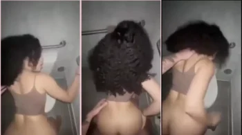 Flagra um amador se jogando no prazer, enquanto uma gata se diverte com o pé no banheiro da festa